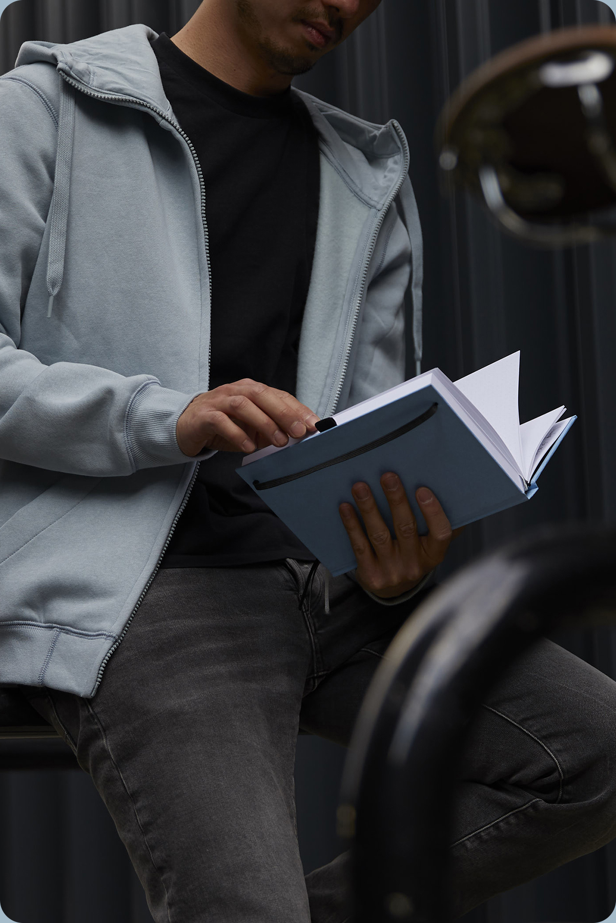 Mann von vorne mit Buch in den Händen