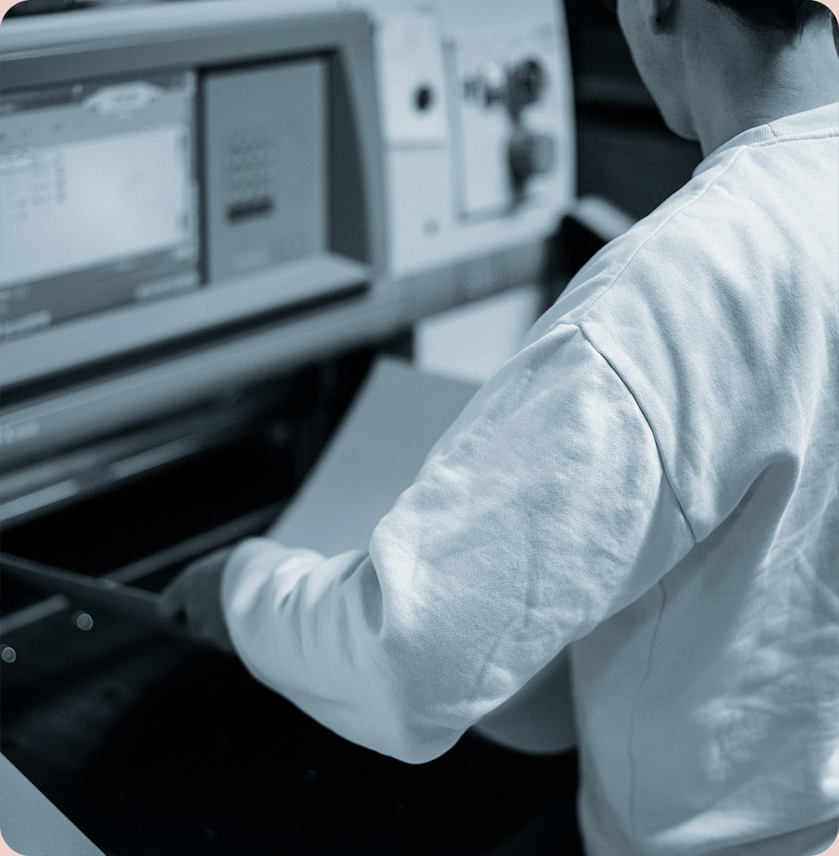 Arbeiter vor einer Papierschneidemaschine