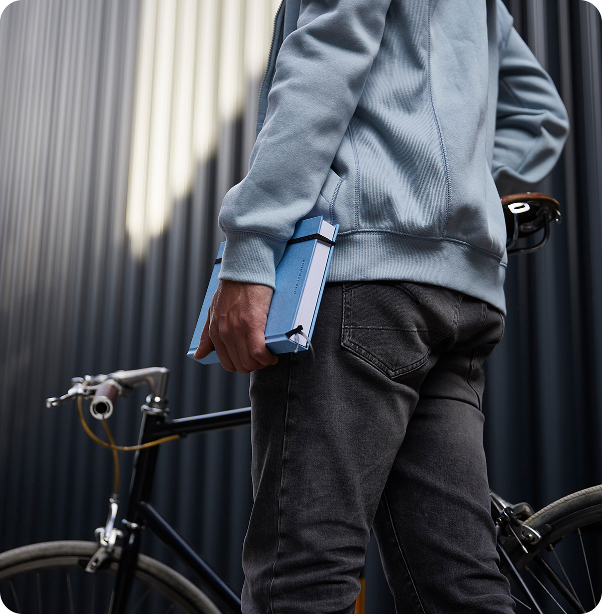 Mann von hinten mit Buch in der Hand