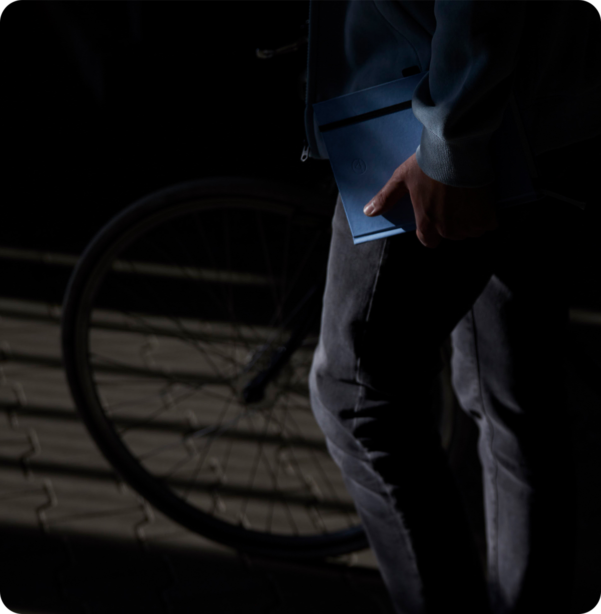 Mann mit Fahrrad und Buch in der Hand